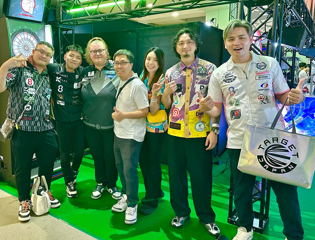 ダーツイベント会場で撮影した TARGET SPORTS JAPAN のメンバー集合写真